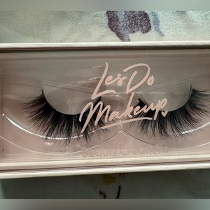 Lesdomakeup lashes - Leslie